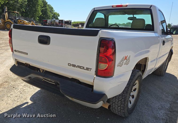 image for item ED2002 2006 Chevrolet Silverado 1500 pickup truck