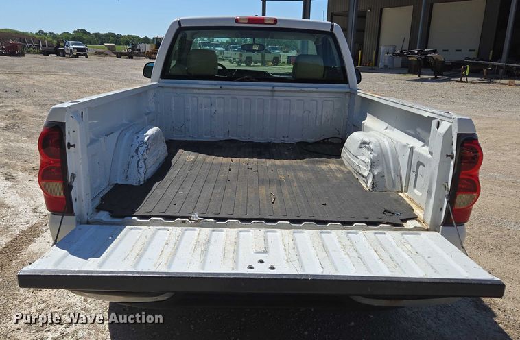 image for item ED2002 2006 Chevrolet Silverado 1500 pickup truck