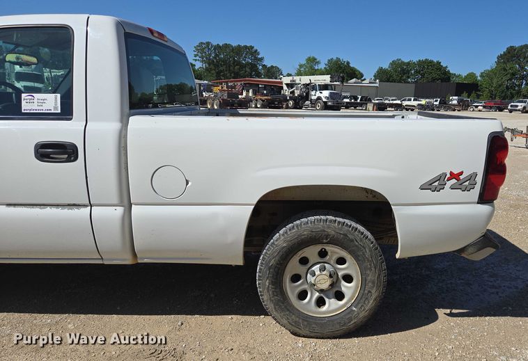 image for item ED2002 2006 Chevrolet Silverado 1500 pickup truck