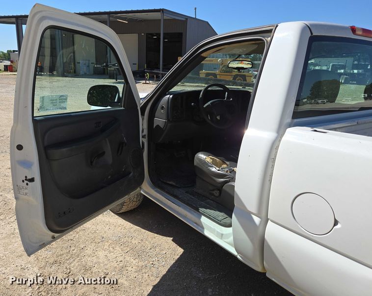 image for item ED2002 2006 Chevrolet Silverado 1500 pickup truck