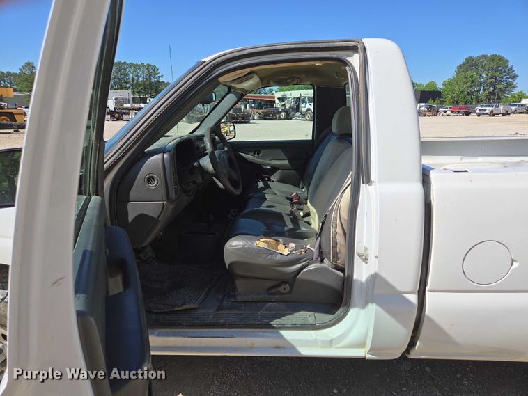 image for item ED2002 2006 Chevrolet Silverado 1500 pickup truck