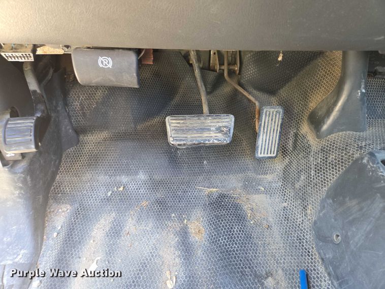 image for item ED2002 2006 Chevrolet Silverado 1500 pickup truck