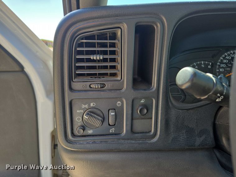 image for item ED2002 2006 Chevrolet Silverado 1500 pickup truck