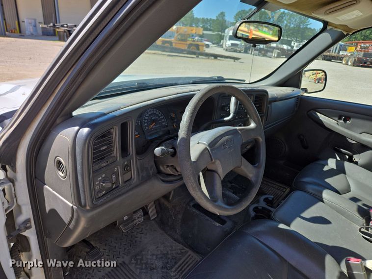 image for item ED2002 2006 Chevrolet Silverado 1500 pickup truck