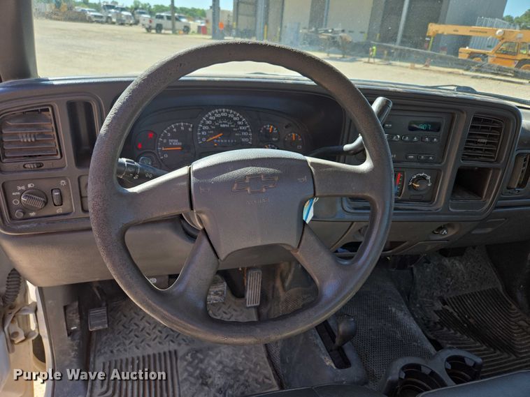 image for item ED2002 2006 Chevrolet Silverado 1500 pickup truck