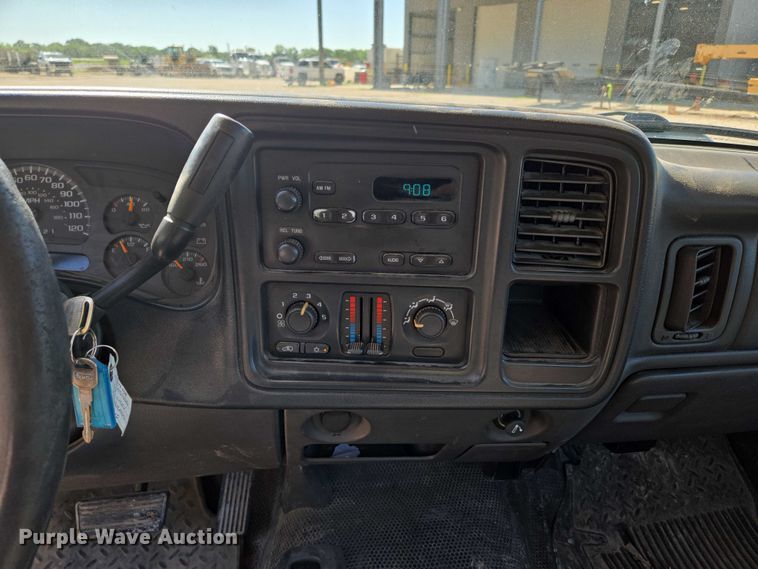 image for item ED2002 2006 Chevrolet Silverado 1500 pickup truck