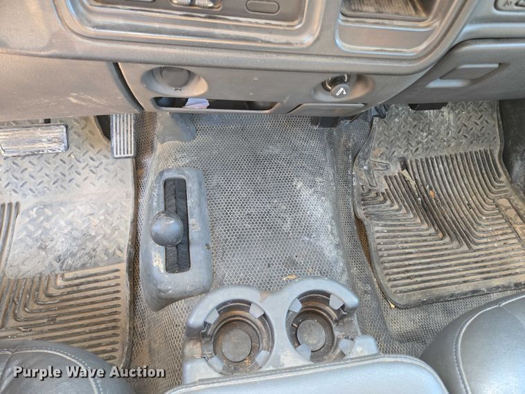 image for item ED2002 2006 Chevrolet Silverado 1500 pickup truck