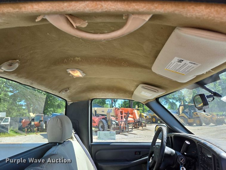 image for item ED2002 2006 Chevrolet Silverado 1500 pickup truck