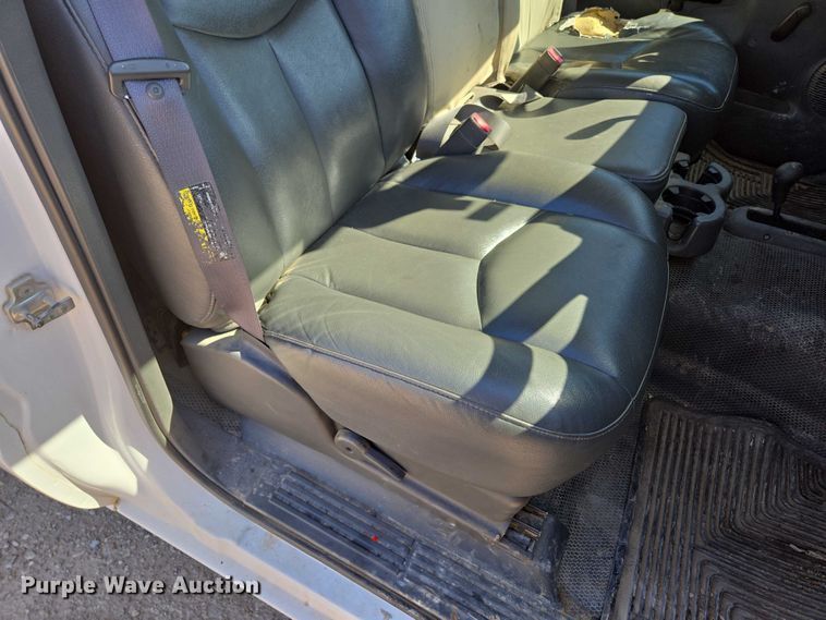 image for item ED2002 2006 Chevrolet Silverado 1500 pickup truck