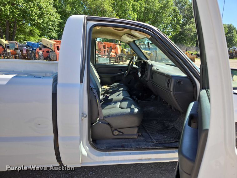 image for item ED2002 2006 Chevrolet Silverado 1500 pickup truck