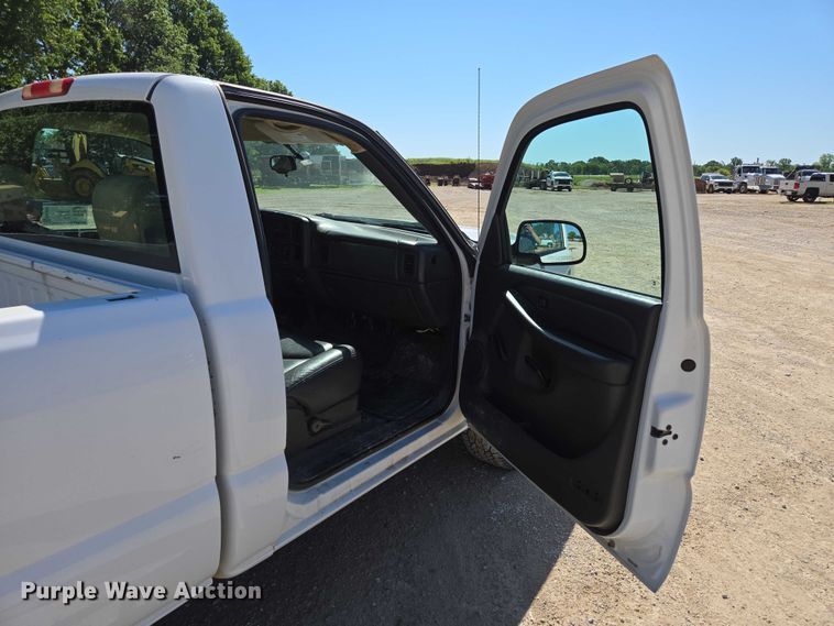 image for item ED2002 2006 Chevrolet Silverado 1500 pickup truck