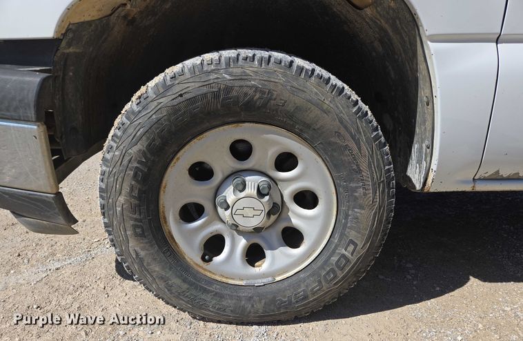 image for item ED2002 2006 Chevrolet Silverado 1500 pickup truck