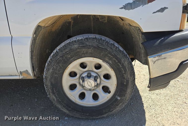 image for item ED2002 2006 Chevrolet Silverado 1500 pickup truck