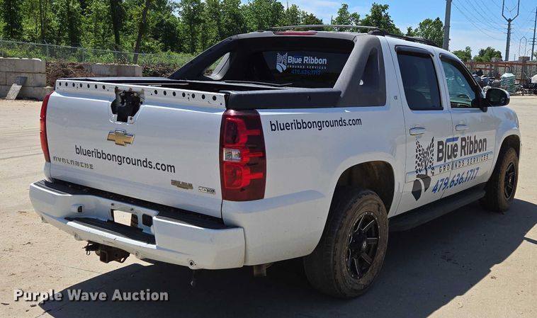 image for item ED2017 2007 Chevrolet Avalanche pickup truck