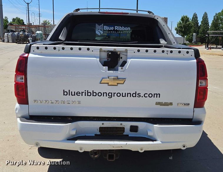 image for item ED2017 2007 Chevrolet Avalanche pickup truck