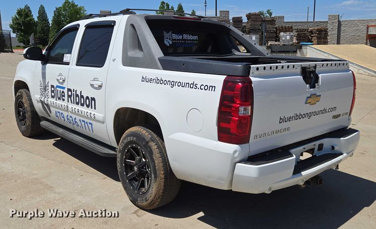 image for item ED2017 2007 Chevrolet Avalanche pickup truck