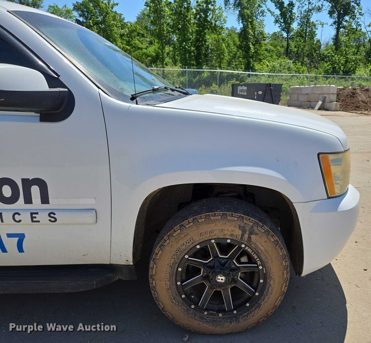 image for item ED2017 2007 Chevrolet Avalanche pickup truck