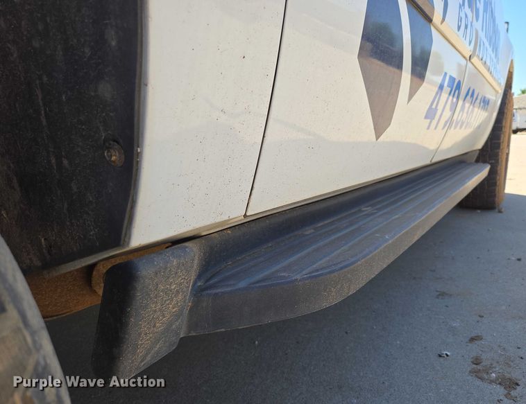 image for item ED2017 2007 Chevrolet Avalanche pickup truck