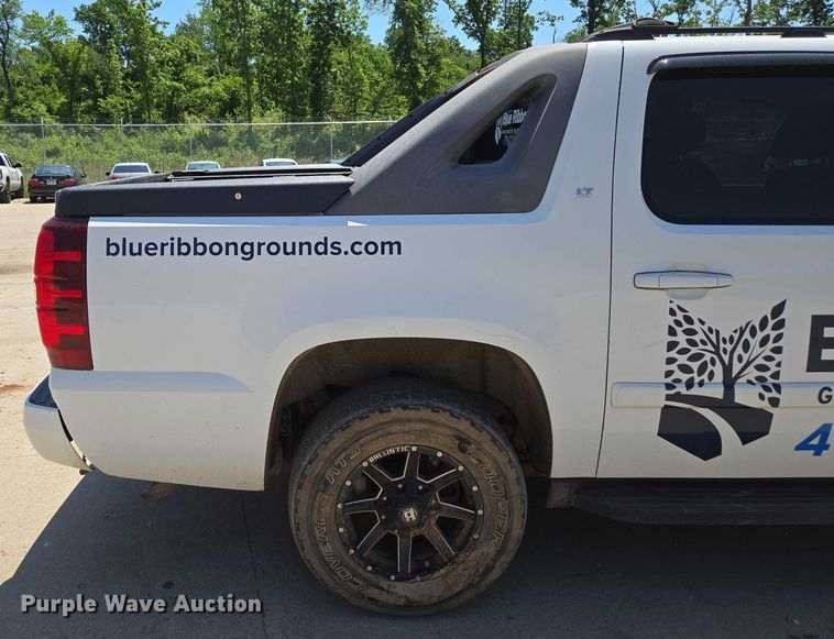 image for item ED2017 2007 Chevrolet Avalanche pickup truck