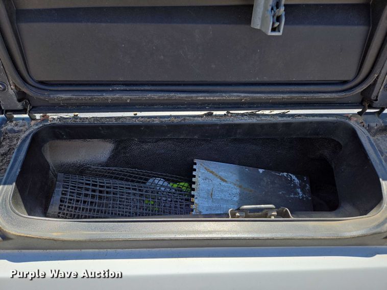 image for item ED2017 2007 Chevrolet Avalanche pickup truck