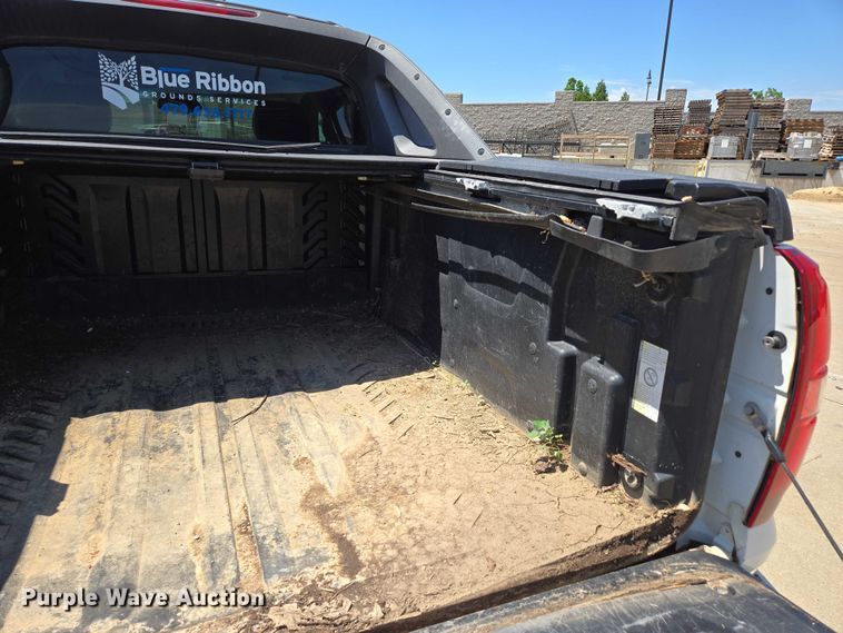 image for item ED2017 2007 Chevrolet Avalanche pickup truck