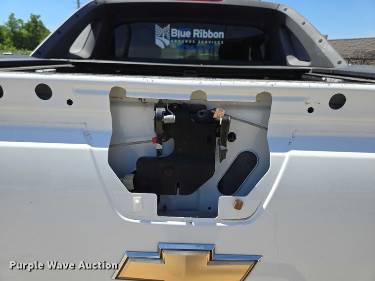 image for item ED2017 2007 Chevrolet Avalanche pickup truck