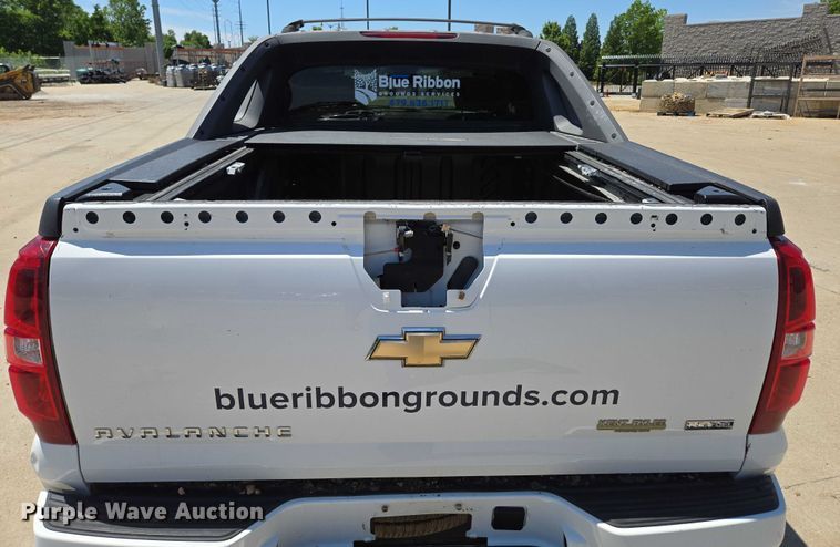 image for item ED2017 2007 Chevrolet Avalanche pickup truck