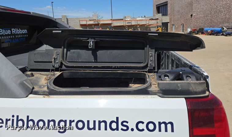 image for item ED2017 2007 Chevrolet Avalanche pickup truck