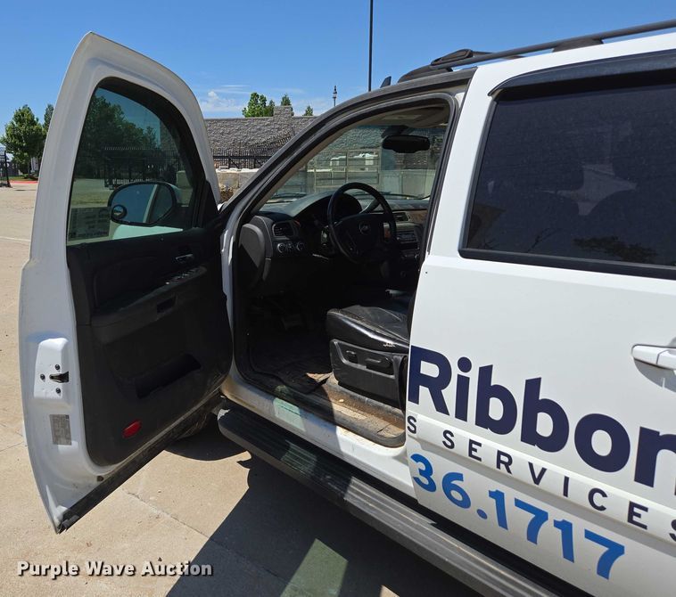 image for item ED2017 2007 Chevrolet Avalanche pickup truck