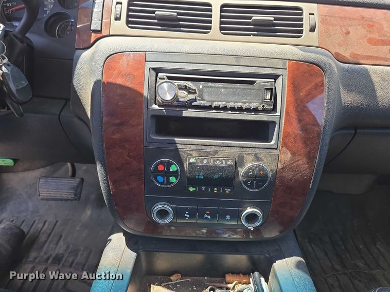 image for item ED2017 2007 Chevrolet Avalanche pickup truck