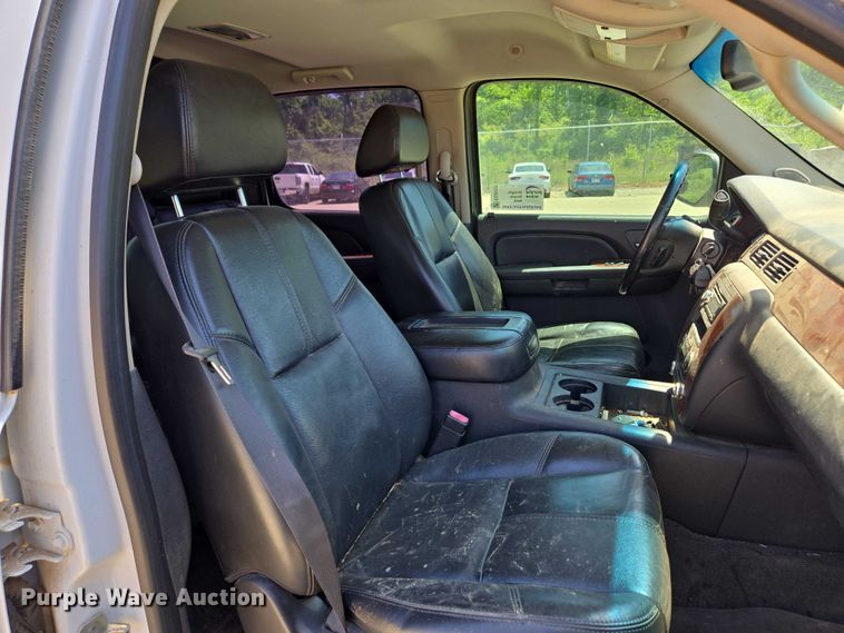 image for item ED2017 2007 Chevrolet Avalanche pickup truck