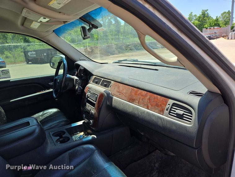 image for item ED2017 2007 Chevrolet Avalanche pickup truck