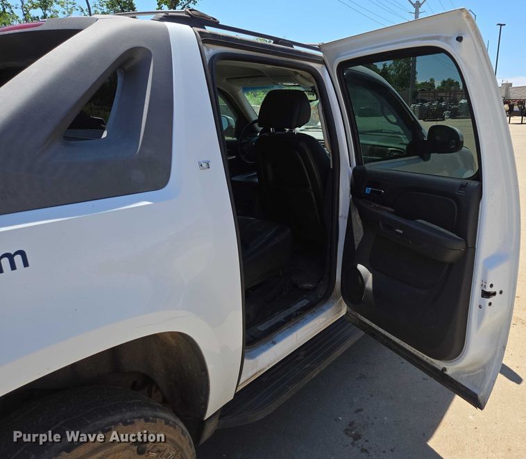 image for item ED2017 2007 Chevrolet Avalanche pickup truck