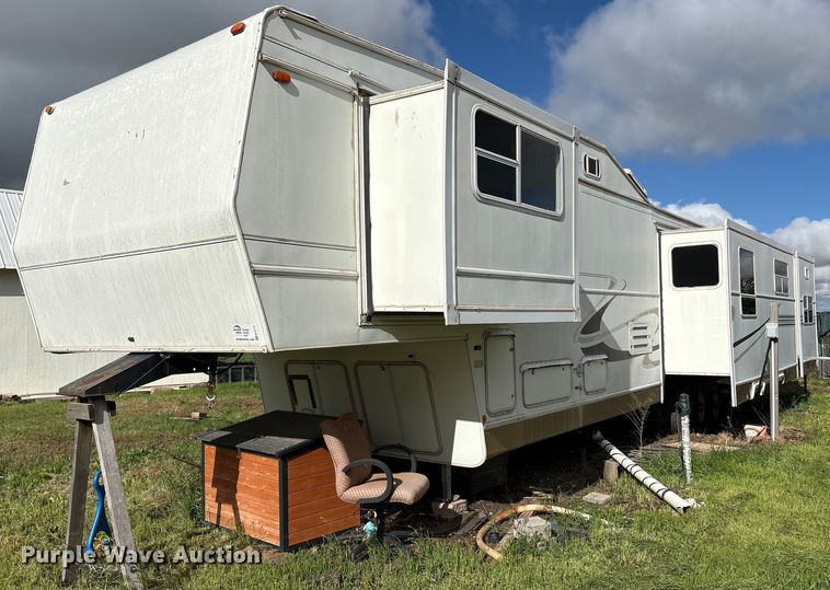 image for item EF3113 2004 Maxum camper