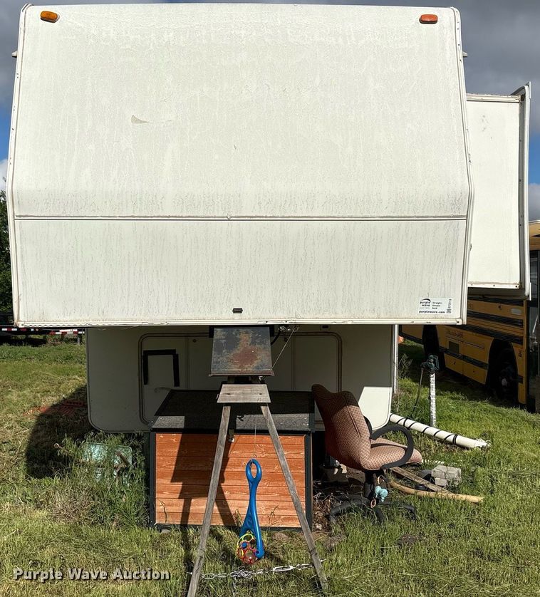 image for item EF3113 2004 Maxum camper