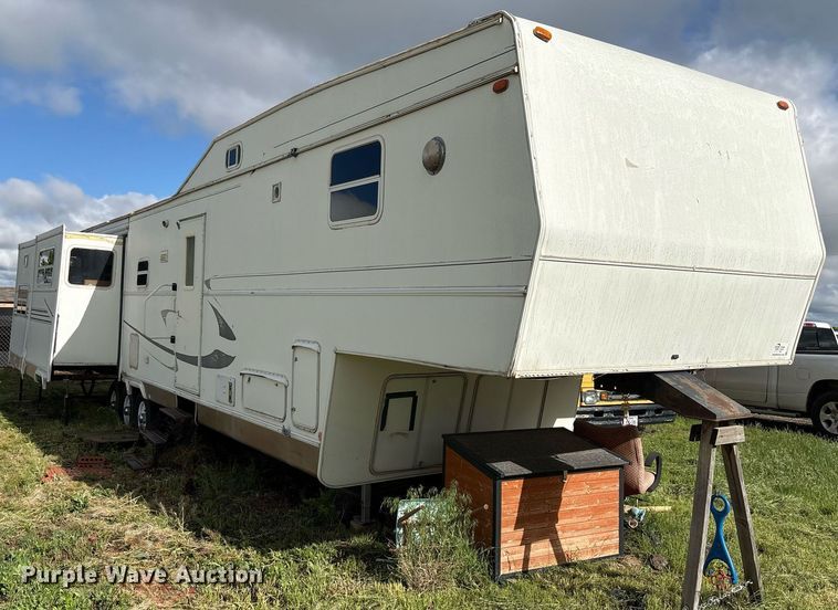 image for item EF3113 2004 Maxum camper