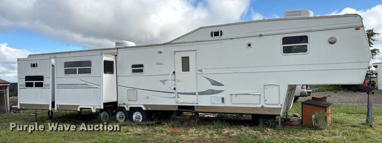 image for item EF3113 2004 Maxum camper