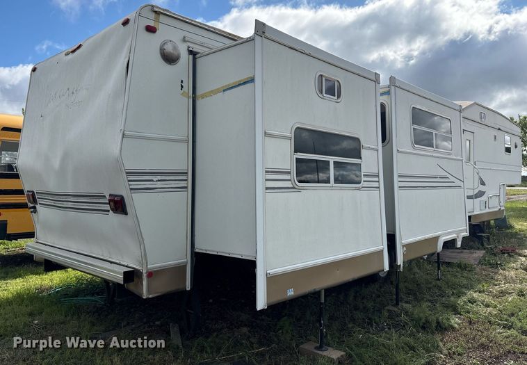 image for item EF3113 2004 Maxum camper