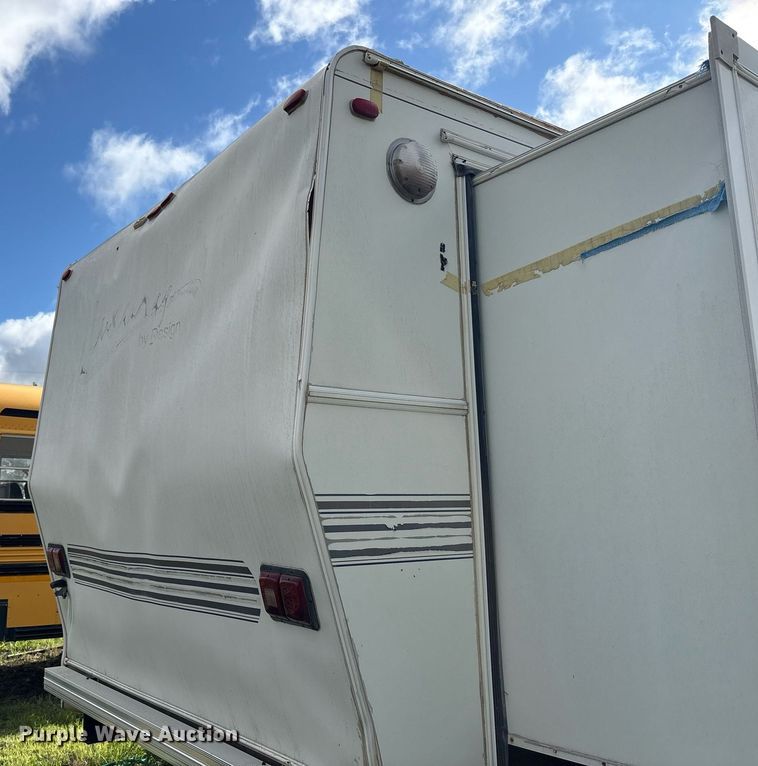 image for item EF3113 2004 Maxum camper