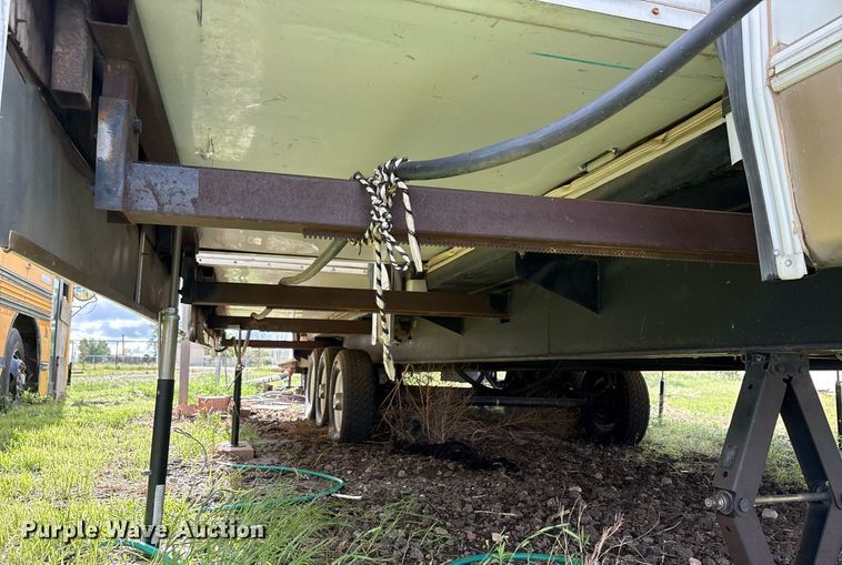 image for item EF3113 2004 Maxum camper