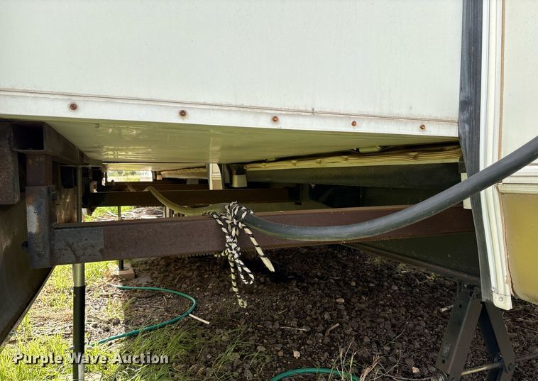 image for item EF3113 2004 Maxum camper