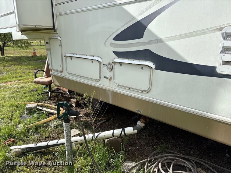 image for item EF3113 2004 Maxum camper