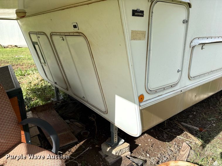 image for item EF3113 2004 Maxum camper