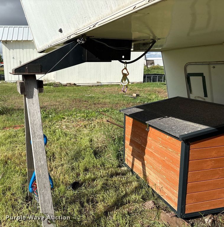 image for item EF3113 2004 Maxum camper