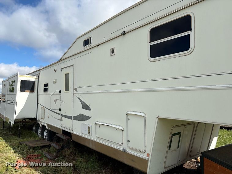 image for item EF3113 2004 Maxum camper