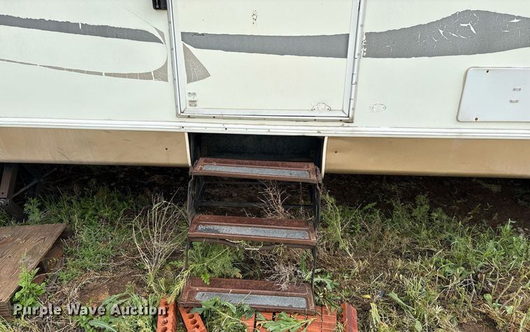 image for item EF3113 2004 Maxum camper