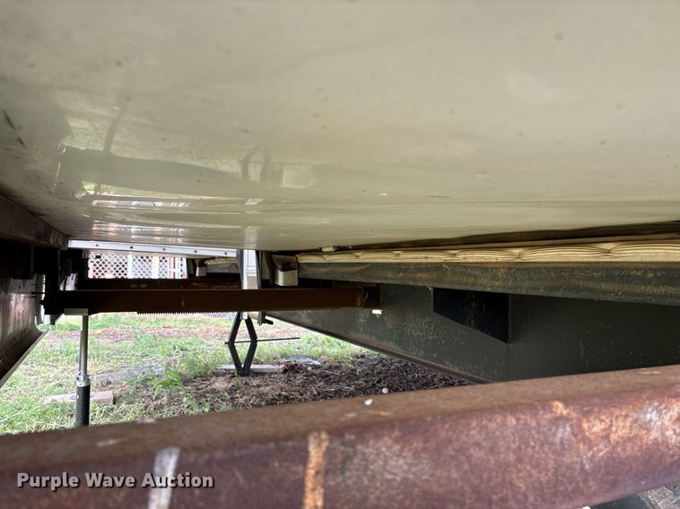 image for item EF3113 2004 Maxum camper