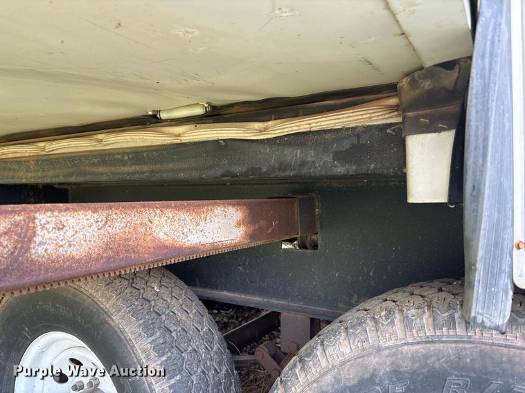 image for item EF3113 2004 Maxum camper