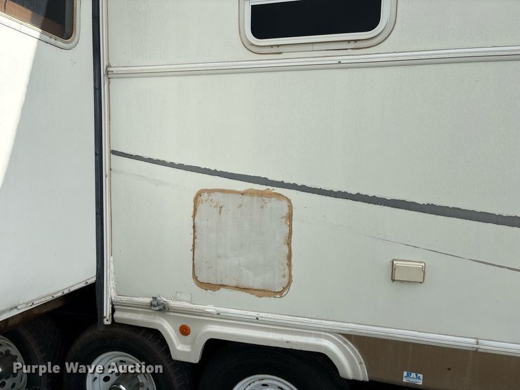 image for item EF3113 2004 Maxum camper