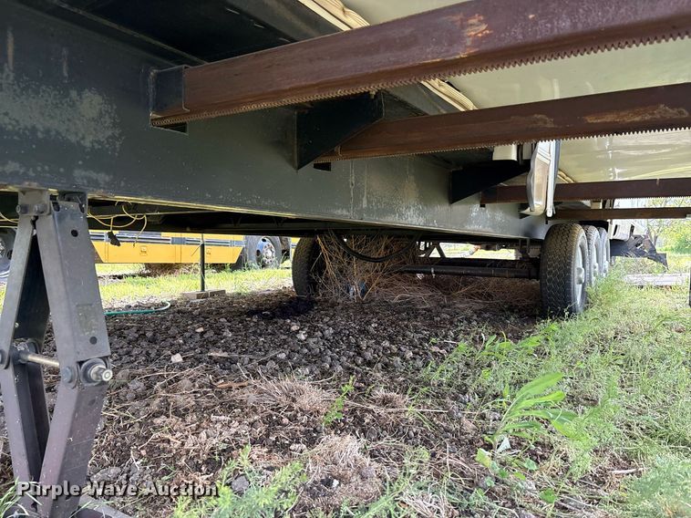 image for item EF3113 2004 Maxum camper